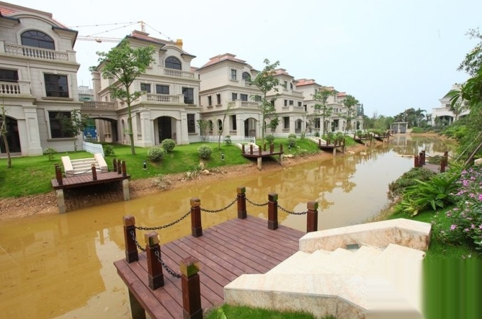 物业类型:住宅 产权年限:70年 开 发 商:高州市世纪飞龙投资有限公司