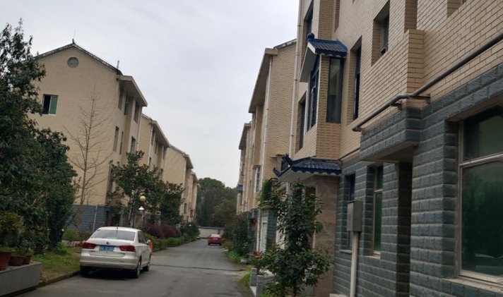 吉首市水厂路 乾州九龙山庄 8室5厅4卫 330平米